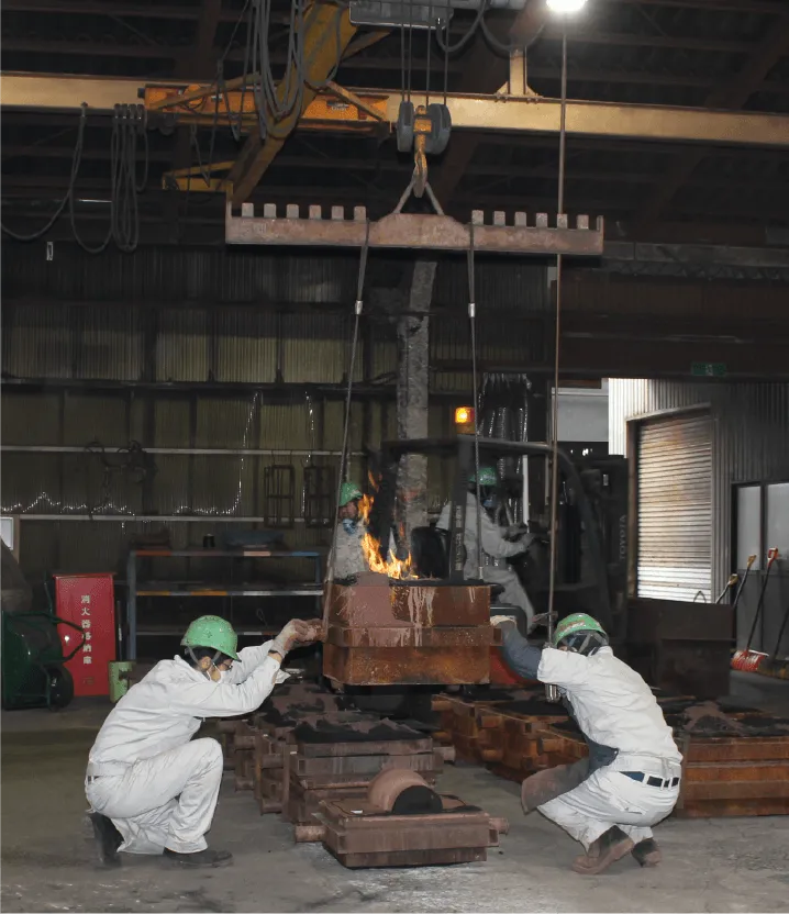 砂型（下）に砂型（上）を合わせる作業